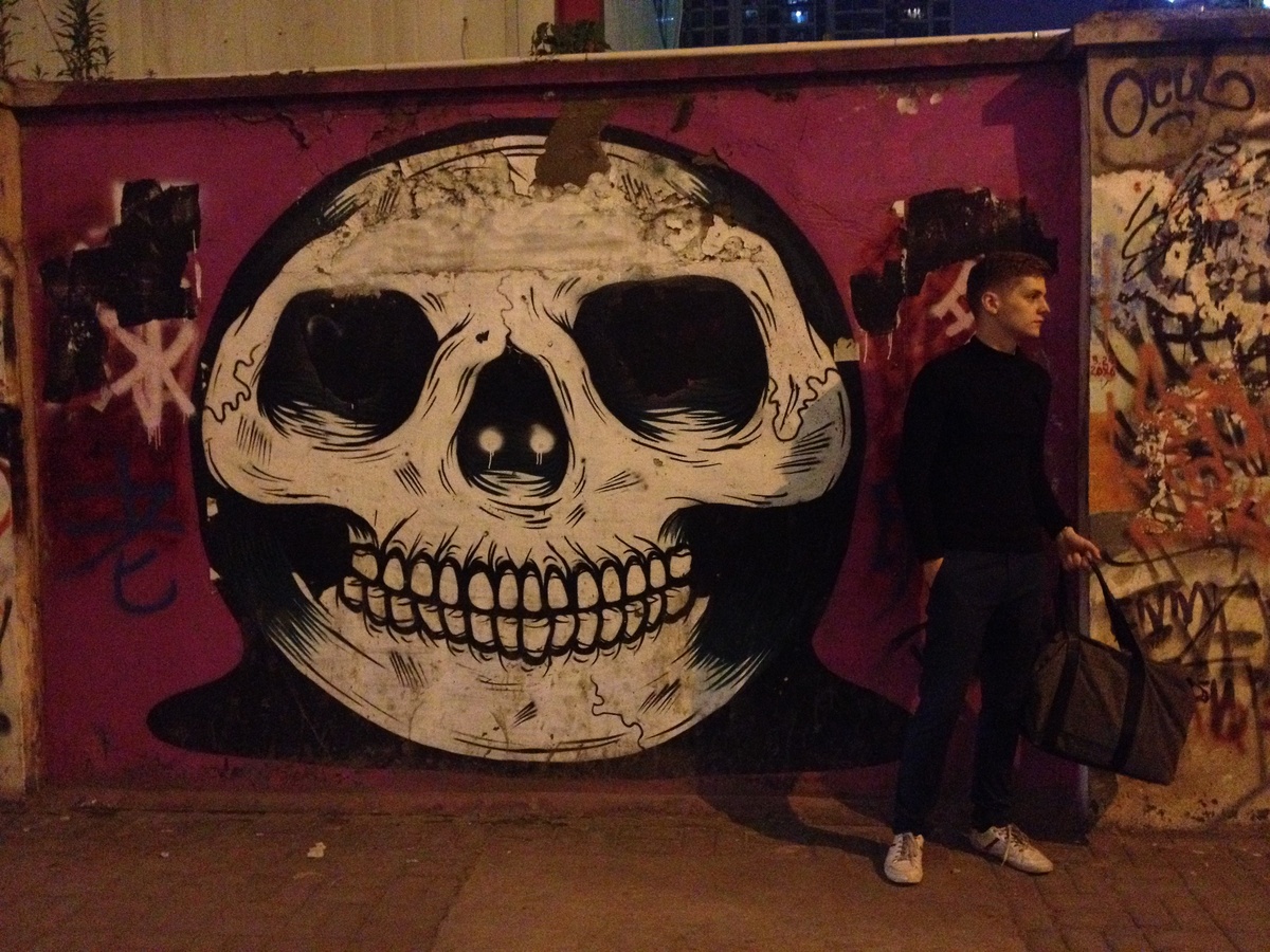 Граффити рядом с креативным кластером на Mogashan Road.