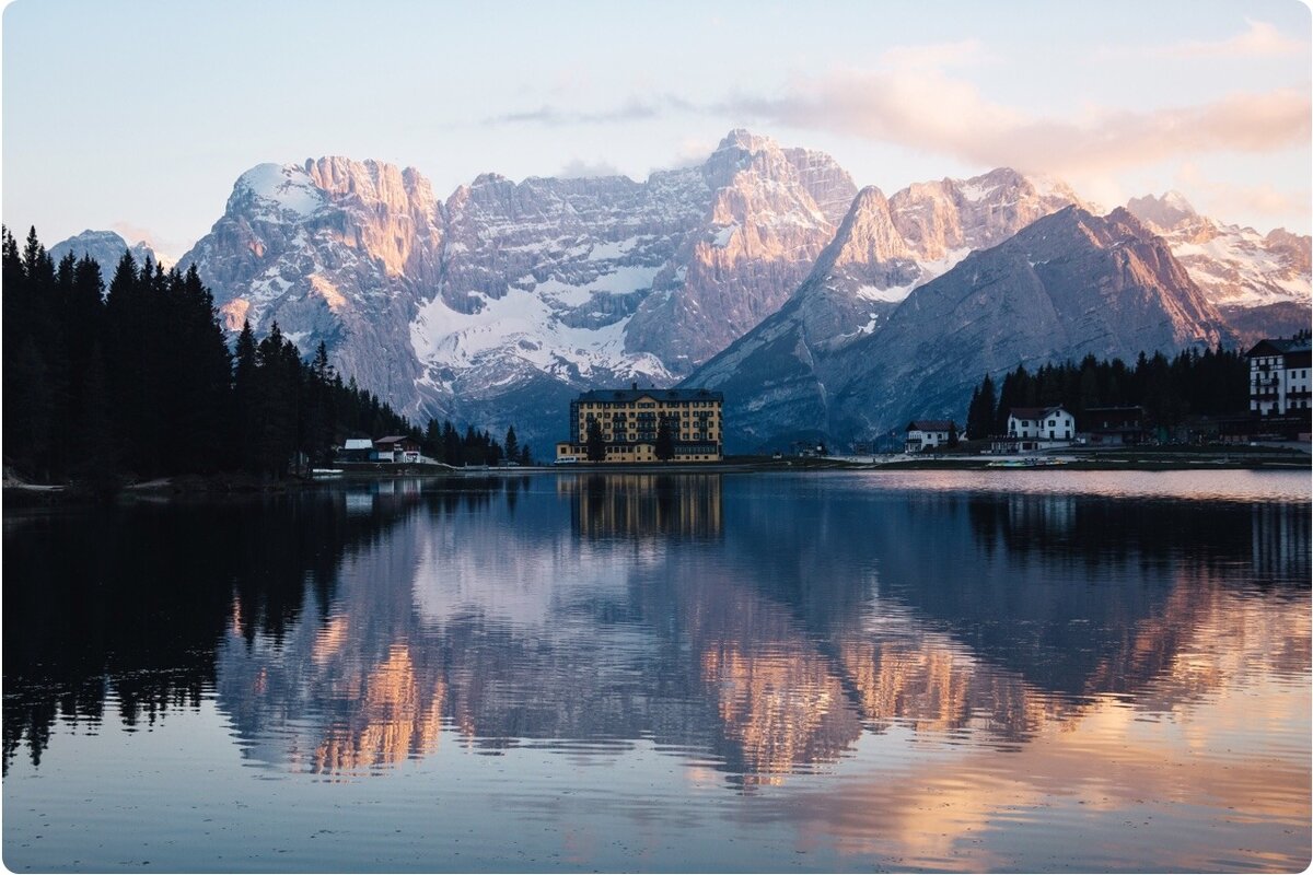 Ученик пришел к знатоку дзена и спросил: 
Что есть дзен? 
Старый наставник ответил: 
Когда мы работаем, то работаем. Когда едим, то едим. Когда сидим, то сидим. Когда мы спим, то спим. Это и есть дзен. 
Но разве каждый человек не делает этого? — спросил юный адепт. 
Нет, — ответил учитель. — Чтобы так делать, нужна практика.