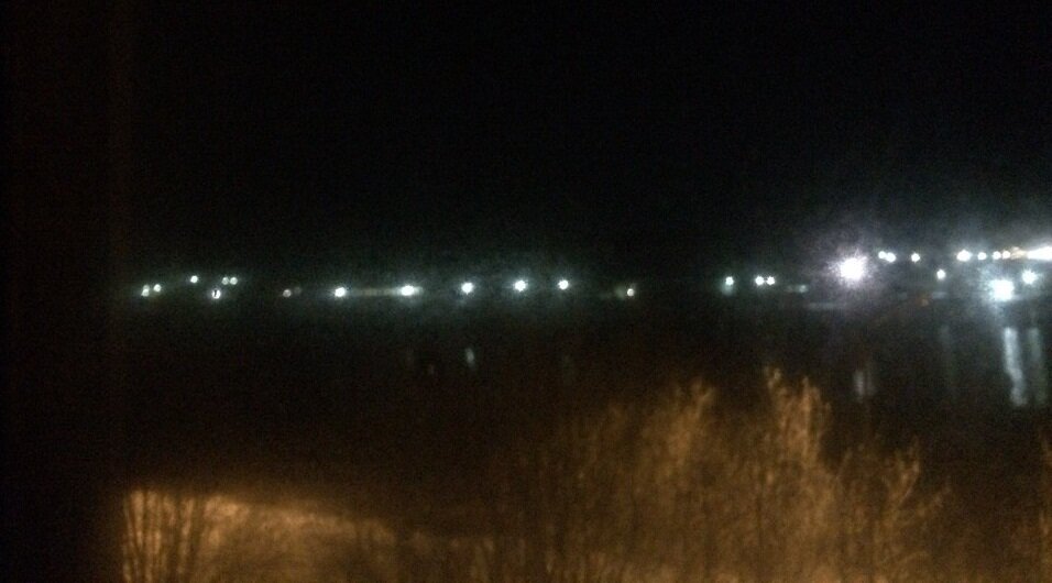 Сфотографировал с окна, но сейчас очень темно, но огней дока не видно.