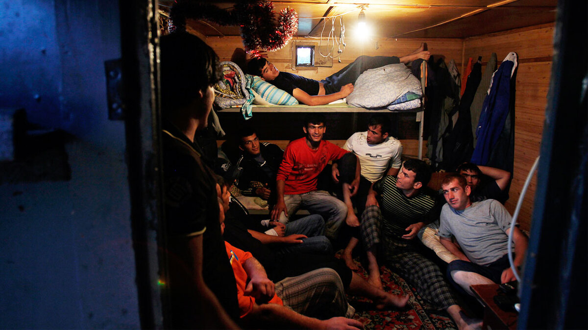 Фото спящих узбеков. Гастарбайтеры в бытовке. Много людей в квартире. Мигранты в квартире. Гастарбайтеры в квартире.