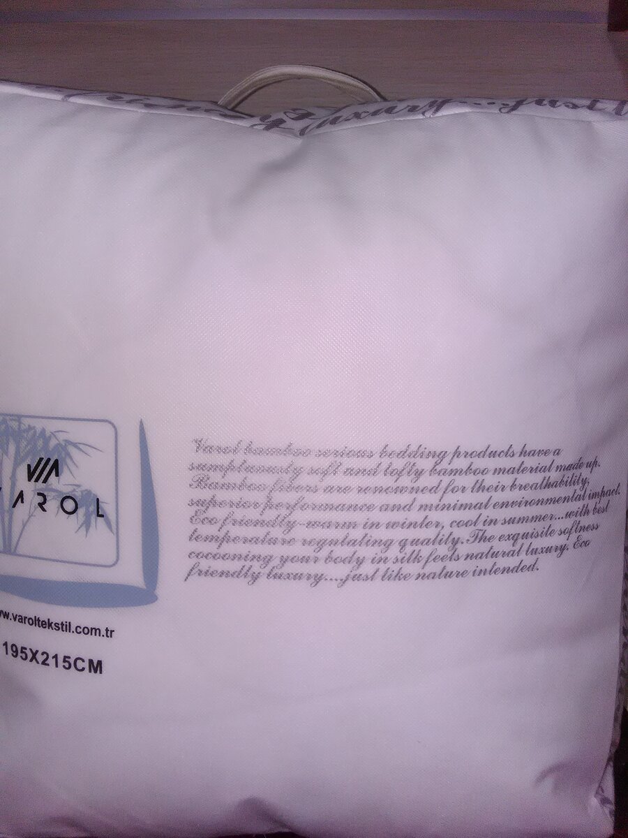 Одеяло в текстильной сумке с ручкой.