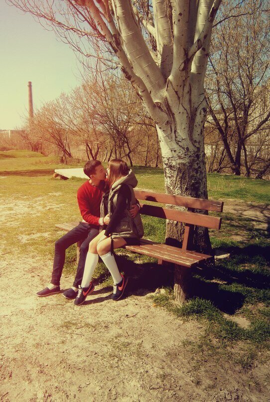   Сегодня я хочу поделиться с вами позитивной историей.  Эта история о том как я познакомилась и начала встречаться со своим мужем. 

                                                                                                                                                                                             Мы познакомились с ним случайно в контакте,в тот момент когда у меня был нервный срыв. Я была на грани! Из-за болезни мамы и из-за того что меня беременную бросил парень. И как я не замечала на протяжении двух лет,что он такой бесхребетный?-ну не суть,не о бывших сегодняшняя статья!!!...                                                                                                  После одного дня переписок,муж попросил мой номер. Я написала,но он не позвонил вечером,как обещал! Он звонил мне ночью,когда я спала. Естественно,я не слышала звонок. У меня привычка ставить телефон на режим «без звука». Утром я сама его набрала,когда отвела сестру в садик. Его голос был таким приятным,что я за час разговора с ним,захотела рассказать о том что беременна. Нет,не пожаловаться какой мой бывший козел,какая я жертва и т.д.Я рассказала лишь потому,что этот человек смог меня влюбить в себя,через телефон. Всего за час общения мне захотелось встретиться с ним,начать встречаться и выйти за него замуж (это первый человек в моей жизни,которого я полюбила ещё даже не видев). Мне не хотелось ему врать и что-то от него скрывать. Он должен был знать правду!!!!И я решила рискнуть,рассказать о беременности(ведь не каждый парень начнёт отношения с девушкой которая беременна) и о том что бывший кинул. Наступила тишина,меня начало колотить. В голове были мысли: «Это все!!Конец!! Отношения закончились,ещё не успев начаться». Тишина в трубке была около минуты,я готовилась услышать: «давай до-свиданья!». Но вместо этого он сказал что хочет встретиться. И тут меня накрыло!!!! Я толи плакала,толи смеялась,вроде попрыгала))))). Беременность взяла своё. Наверное)))))Я так обрадовалась тому что услышала!...Мы встретились с ним на следующий день,я жутко нервничала. Но встреча получилась очень тёплой и приятной. Но самым шокирующим в тот день был момент встречи и прощания. Ведь мой будущий муж дважды меня шокировал. Первый шок я испытала увидев его!!! Ко мне подошёл безумно красивый парень,от него пахло дорогой туалетной водой...На него смотрели все!!! Ведь по нему было видно что он не наш,не с нашего города(я жила в маленьком городе,где все знакомы через два рукопожатия)он двигался,говорил,вёл себя не так как другие. Он с первых секунд стал для меня особенным...Мой второй шок заключался в том,что когда мне уже пора было идти домой,он обнял меня. Обнял и сказал: «Давай встречаться! Мне плевать что ты беременная!! Я буду любить тебя и твоего ребёнка!!! Это не шутка.»...                                                                    С тех пор,мы стали парой. У нас начались отношения(не буду вдаваться в подробности,я оставлю их для следующей статьи). Через два месяца отношений,муж сделал мне предложение,через 4 месяца мы стали жить вместе. И вместе мы уже 4 года. Кто бы мог подумать?! Но это так! И я сейчас счастлива! И рада тому что именно так и произошло...         Пускай для вас моя история покажется сказкой,сценарием от мелодрамы. Но это моя сказка которая стала реальностью. И мое знакомство с мужем это ещё цветочки!!! В следующей статье я расскажу вам о том,как мы жили первый год с моим мужем. И я уверена что и это покажется вам выдумкой!!! Ведь по-сюжетам моей жизни можно писать книги(что я и сделаю в скором времени)и снимать кино.                               Продолжение следует...                                                                       