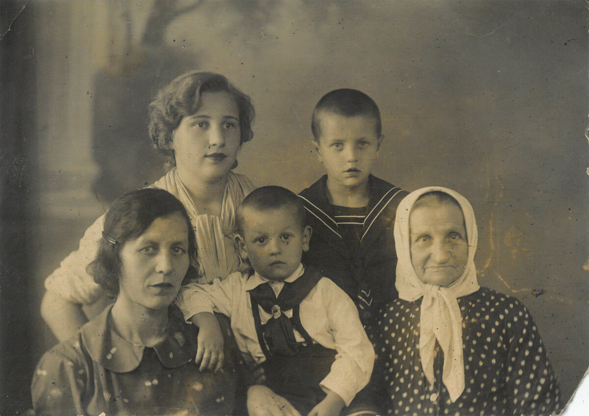 Фотография приблизительно 1939 года. г. Ленинград. Моему папе всего 3 года. А в 1942 он один на саночках повезет хранить свою маму Анну. В 2015 году у меня родился сын, которого я назвала в честь моего папы. К сожалению его он так и не застал. 