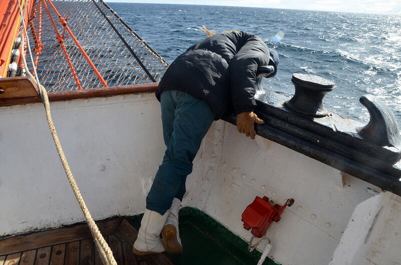 Страдаете морской болезни. Морская болезнь. Укачало на корабле. Укачало в море. Укачивание на корабле.