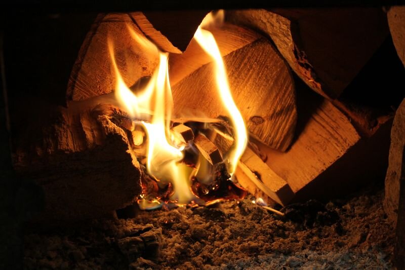 бьется в тесной печурке огонь, на поленьях смола, как слеза