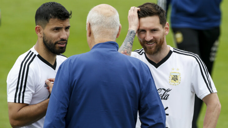 Друзья слушают подсказки тренера 