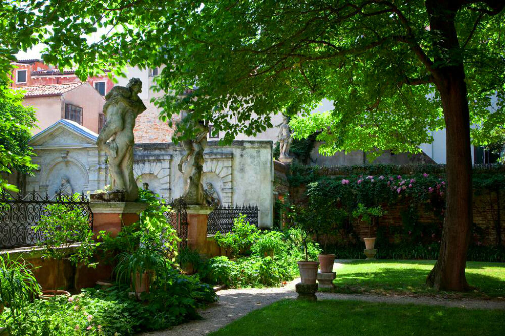 Фото: Сад дворца Соранцо-Капелло
