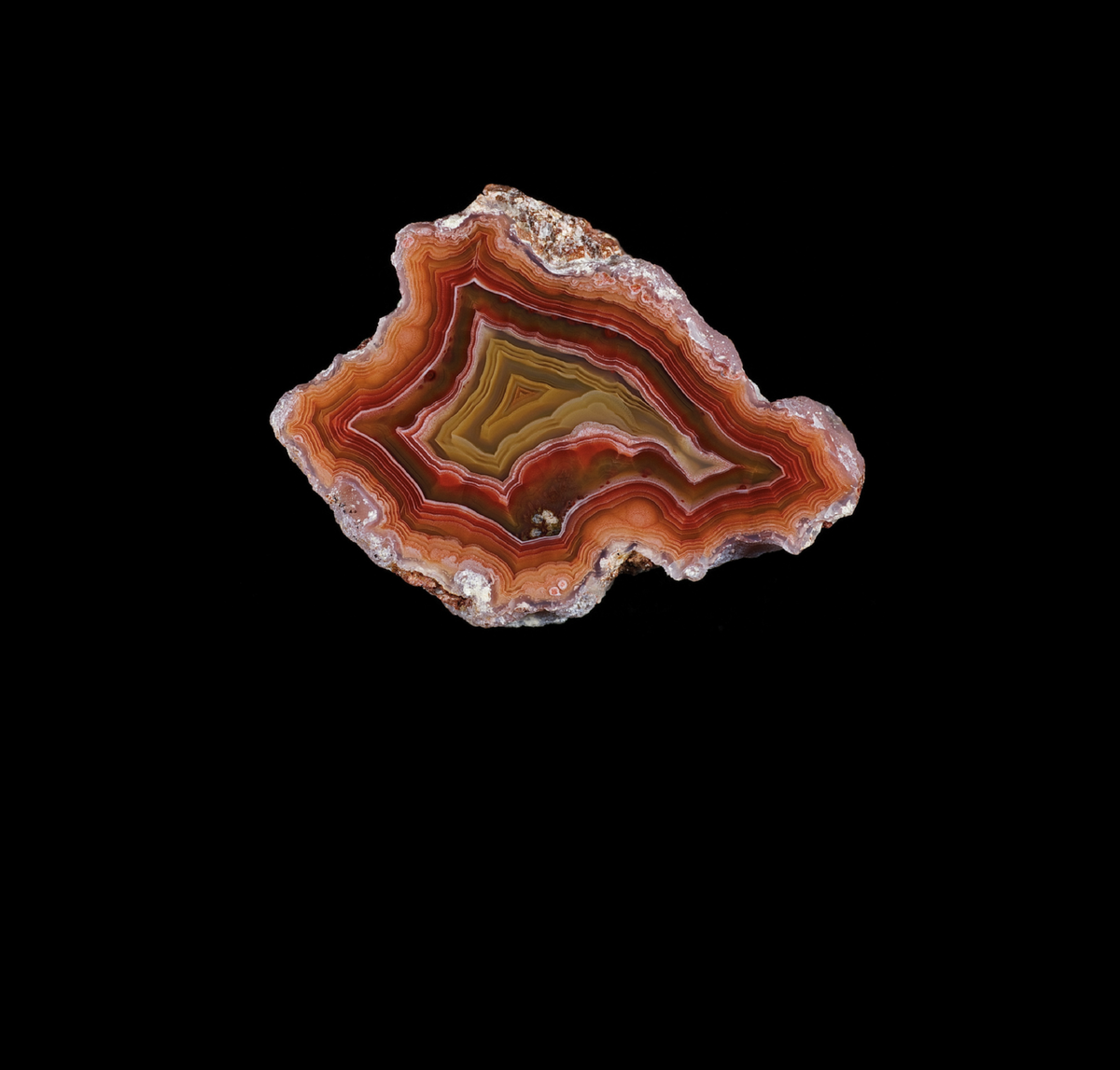 Агат, отполированная поверхность образца.