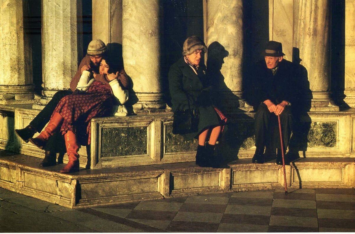 Картинка для привлечения внимания - фотография Эрнста Хааса, которая как бы демонстрирует, что любви (в том числе к спиртному) все возрасты покорны, просто молодёжь выбирает другие формы