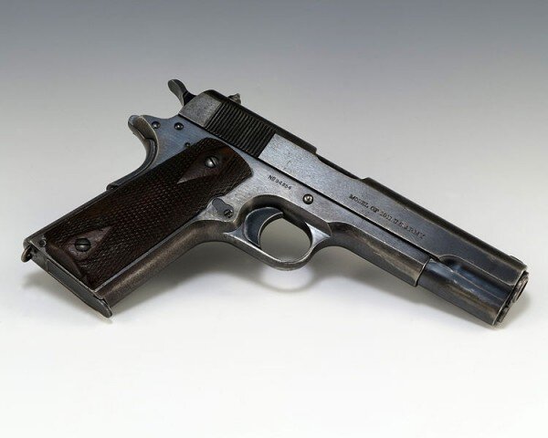 Кольт M1911 45 калибра 
