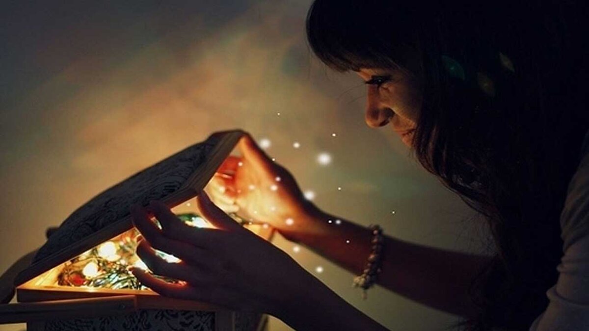 В канун Нового года и уже ставшей ежегодной традицией – планирования на год грядущей, столкнулась с такой проблемой как неверие в их исполнение. Знакомо вам такое? 
*
После такого как-то вообще пропадает желание Волшебных обрядов с поджиганием списка сразу после боя курантов и его запивания шампанским. Пару лет даже чувствовалось некое опустошение, когда привычное вдруг оказалось пустым, я про время, «когда часы 12 бьют». И что же будет, если не загадывать никаких желаний и без ожиданий вступить в Новое время? 
*
Оставаясь в поиске своей мечты, все как-то случайно проявлялась одна мысль, конечно продолжая думать о «настоящем» желании я даже не могла обратить на нее внимания, пока не поняла, что именно она та самая - моя! Я обращалась к разным ярким и грандиозным вещам в своем мире будущих результатов, но каждый раз откидывала эту уже знакомую и банальную. Пока не поняла, что именно она просит моего истинного внимания и обращения на нее. 
*
Так почему же много лет она валялась и пылилась в дедушкином ящике посреди прочего хлама? Почему раньше я не считала ее такой важной для себя и своего будущего? И причина оказалась едва я поковырялась все в том же сундуке. 
*
Все свое детство я слышала, как нужно поступать. К примеру если возникала какая то немыслимая идея в моей голове, моя мама тут же отвергала ее и озвучивала «как правильно» конечно из своего опыта уже взрослой дамы. Мне можно сказать на блюдце подносили мечты и цели, к которым «должна» стремиться хорошая девочка своих родителей. 
*
В итоге на вопрос во взрослой жизни, чего же я хочу, в голове сразу цепочкой выстраивались всевозможные предметы пожеланий друзей, участников группы, в которую ты входишь, человека с которым ты общался на бизнес форуме и тому подобное. И так по кругу ходят «силиконовые» желания, от которых лишь потребительский кайф. 
*
И ради исключения решила в этом году обратить внимание именно на ту скромную и стеснительно отводящую взгляд мечту из прошлого, о которой если честно не хочется кричать во всеуслышание и ставить дедлайны по ее достижению, входить во споры и брать себя на слабо. 
*
Вместо этого хочется дать ей больше места и даже времени, оберегать и просто быть на связи, бережно прислушиваясь к переменам в ее настроении и восприимчивости. 
*
Без насилия в этом году, мой лозунг!) Но в чуткости к истинному внутреннему источнику желаний, даже вопреки ожиданиям других людей. А какие ваши желания и мечты на 2019 год?
*
Источник:
https://vk.com/sasha_biz_coach