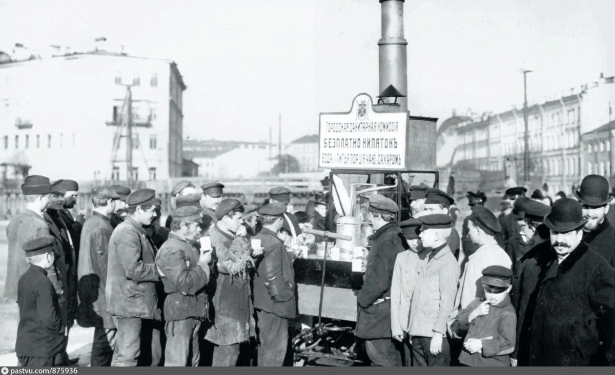 Очередь за бесплатным кипятком и порцией чая с сахаром, выдаваемым пунктом Городской санитарной комиссии во время эпидемии холеры.