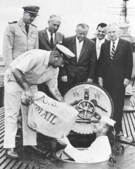 Загрузка почты на подводную лодку "Барберо". Июнь, 1959 год.