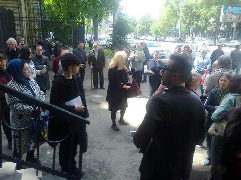 Люди у здания суда. Фото Сида Янышева