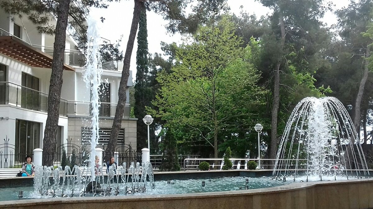 Фонтан на территории отеля Приморья май 2019 год