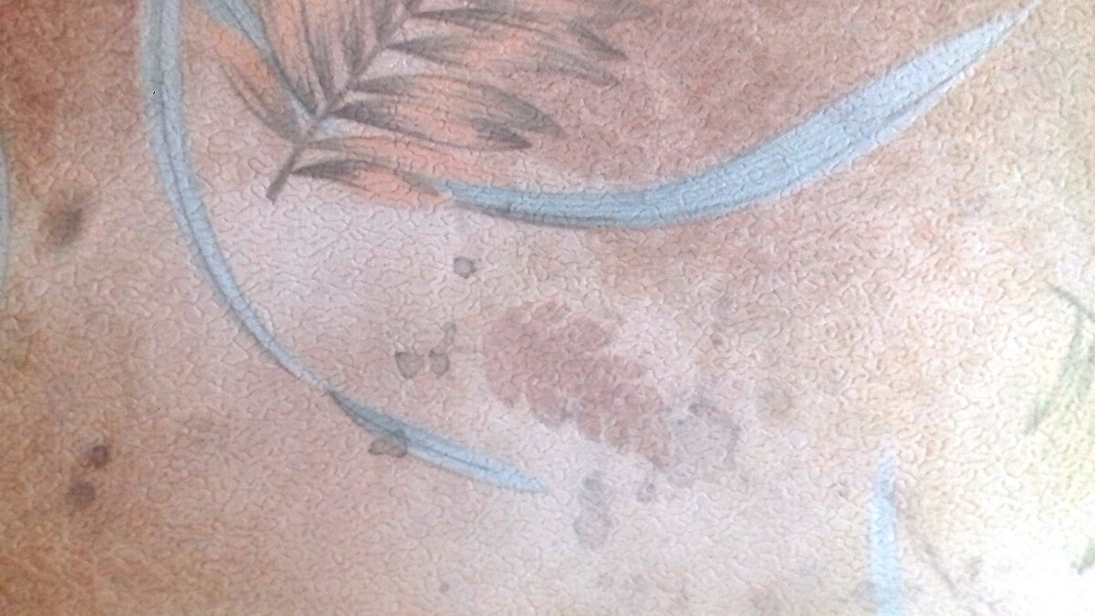 Очень много пятен от каких-то жидкостей