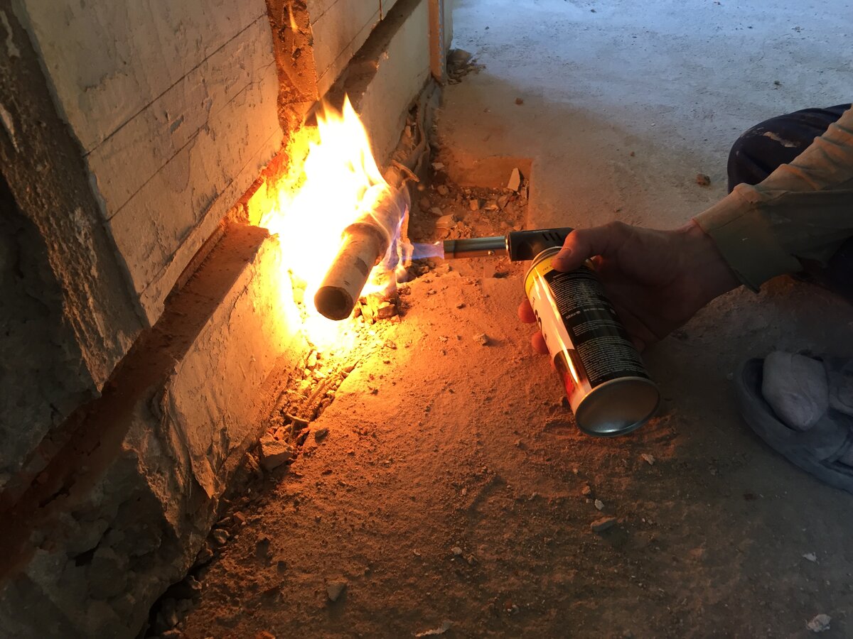 Когда наклоняешь баллон, он начинает плеваться, от того, так много огня. Обычно он более скромно себя ведет.