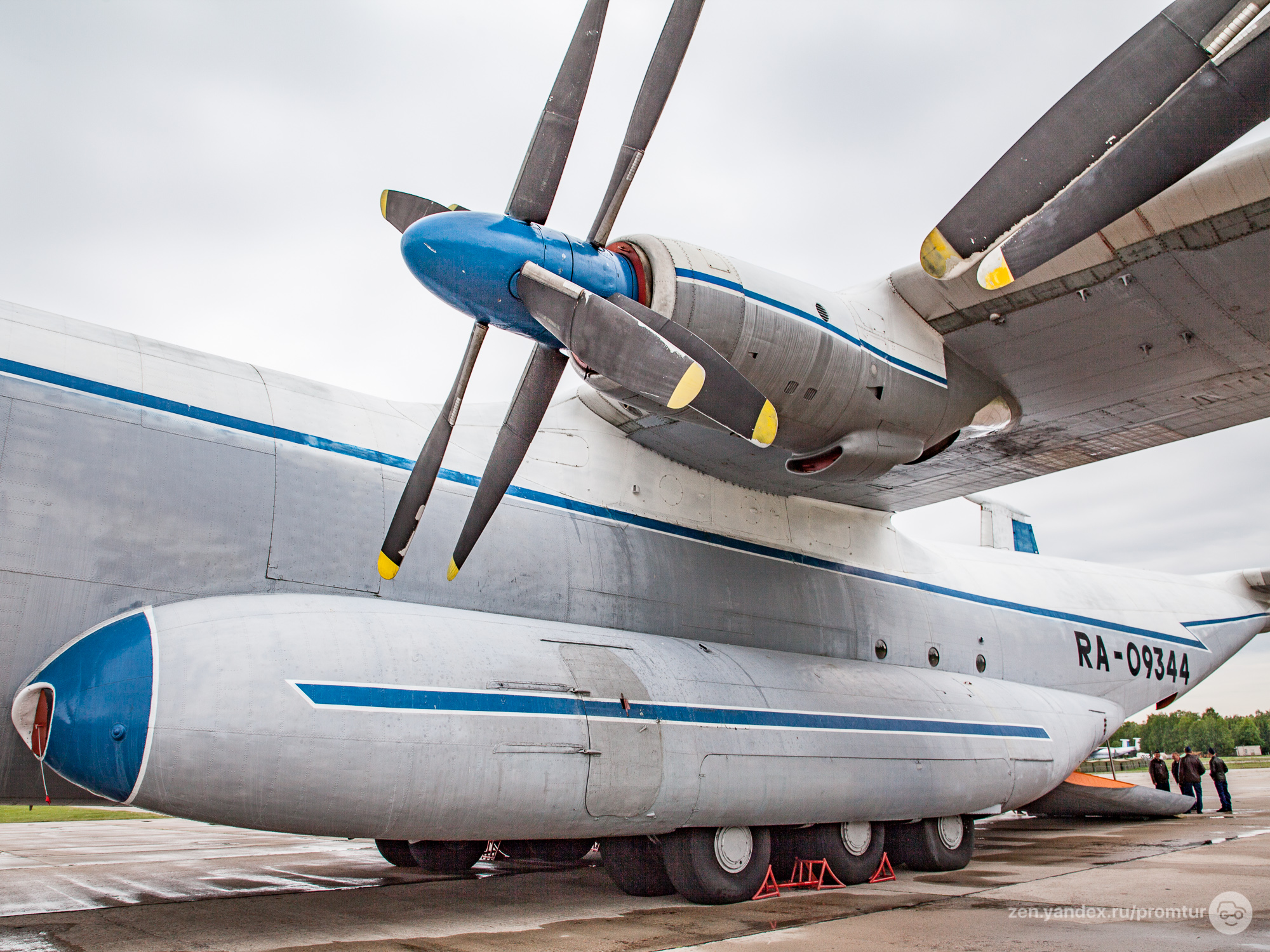 Ан антей самолет. Самолёт Антей АН-22. Самолёт АН-22 «Антей» СССР. АН 22 кабина. Грузовой самолёт АН 22.