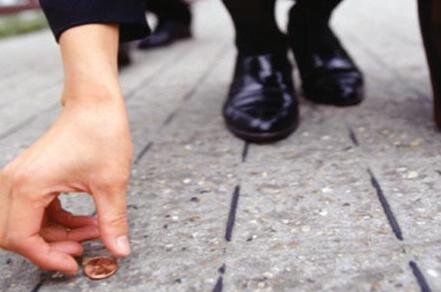 Девушка нашла банкноты во время менструации — скоро она пойдет под венец либо родит малыша.