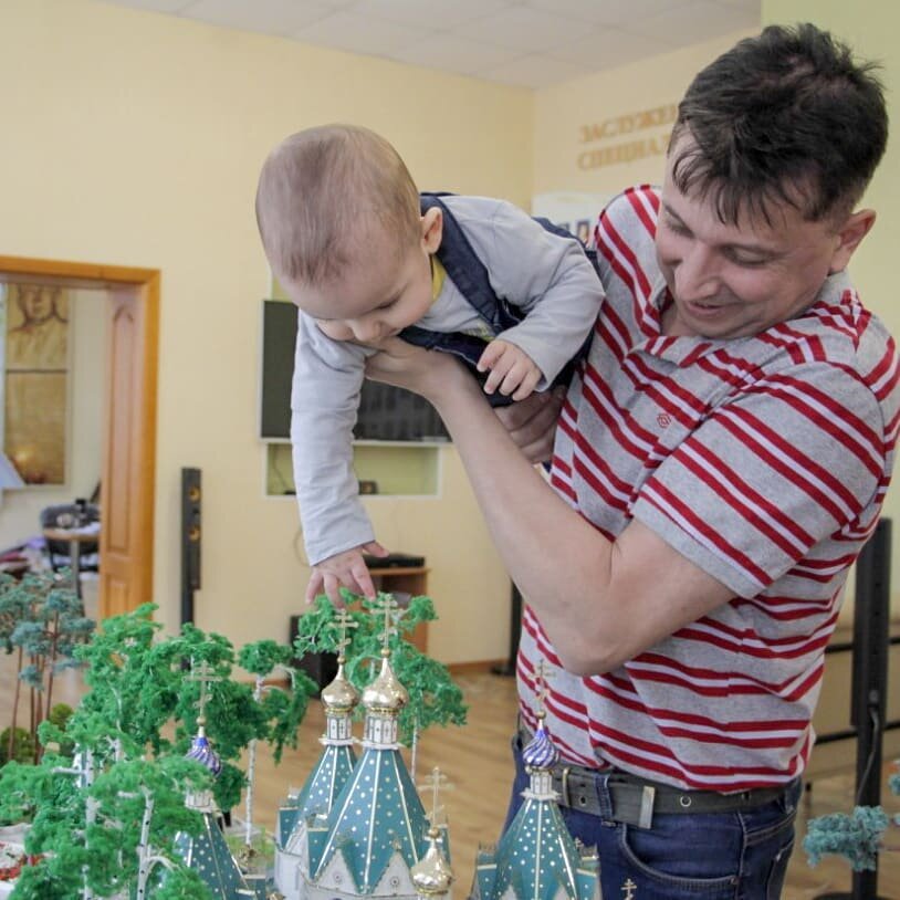 Евгений Моргоев показывает макет сыну 