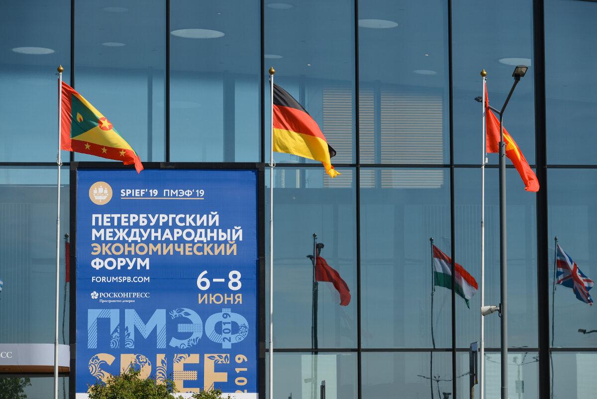 на фото: Подготовка к Петербургскому международному экономическому форуму – 2019, автор фото: Евгений Реутов, источник: http://photo.roscongress.org/ru/63/photos/list?PhotosContainerId=1895&OnlyVisible=True&OrderDirection=Asc