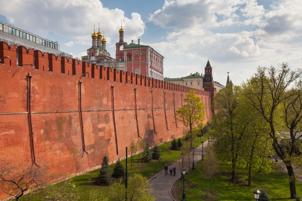 Кремлевская стена. Московский Кремль Крепостная стена Москва. Стены Московского Кремля (20 башен), 1516. Кирпичные стены Московского Кремля 1485. Кремлевская стена Москва.