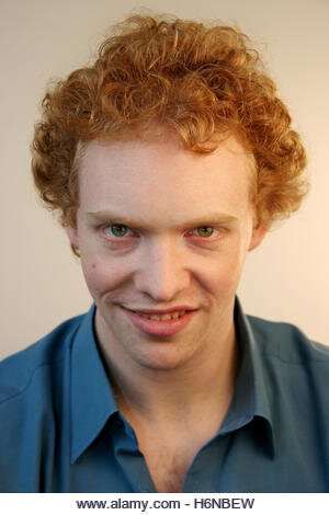 Фотомодель демонстрирует сардоническую улыбку 