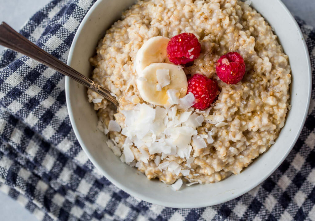 овсянка на ночь. каша. овсянка на воде для похудения. красивая каша. овсянка залитая на ночь.