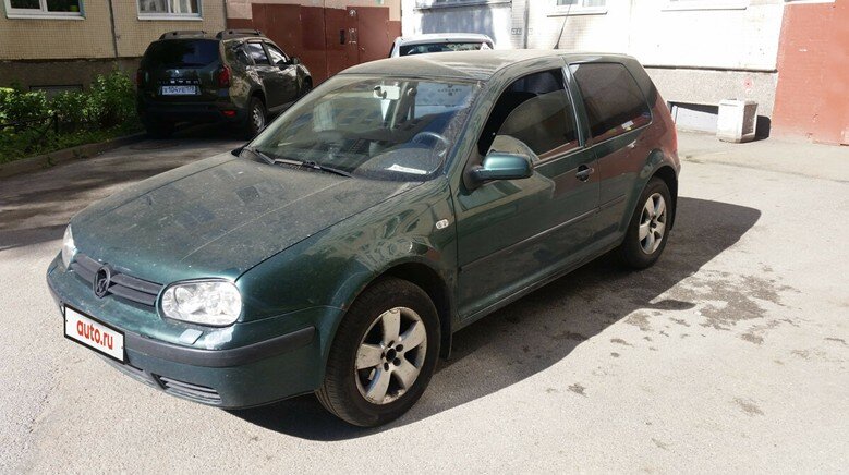 Вот такой Фольксваген Гольф 4 с немного уставшим кузовом предлагают купить всего за 120 000 рублей. Хозяин сказал, что по технической части с машиной всё в порядке, а вот кузов нужно очистить от ржавчины и подкрасить, хотя если брать для себя, то лучше полностью облить машину, сделав нормальную подготовку.