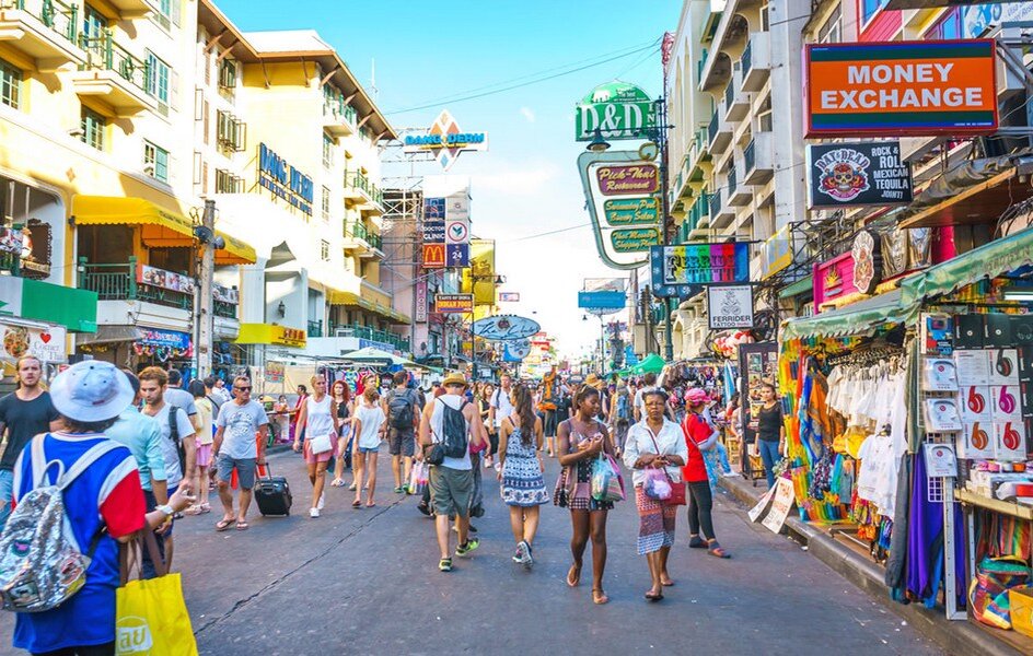 Фото с сайта: https://livingnomads.com/2017/10/bangkok-canal-boat-tour/khao-san-road-in-bangkok