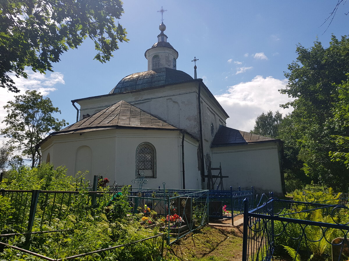 Церковь Покрова Богородицы в Елинах на берегу реки Утрои