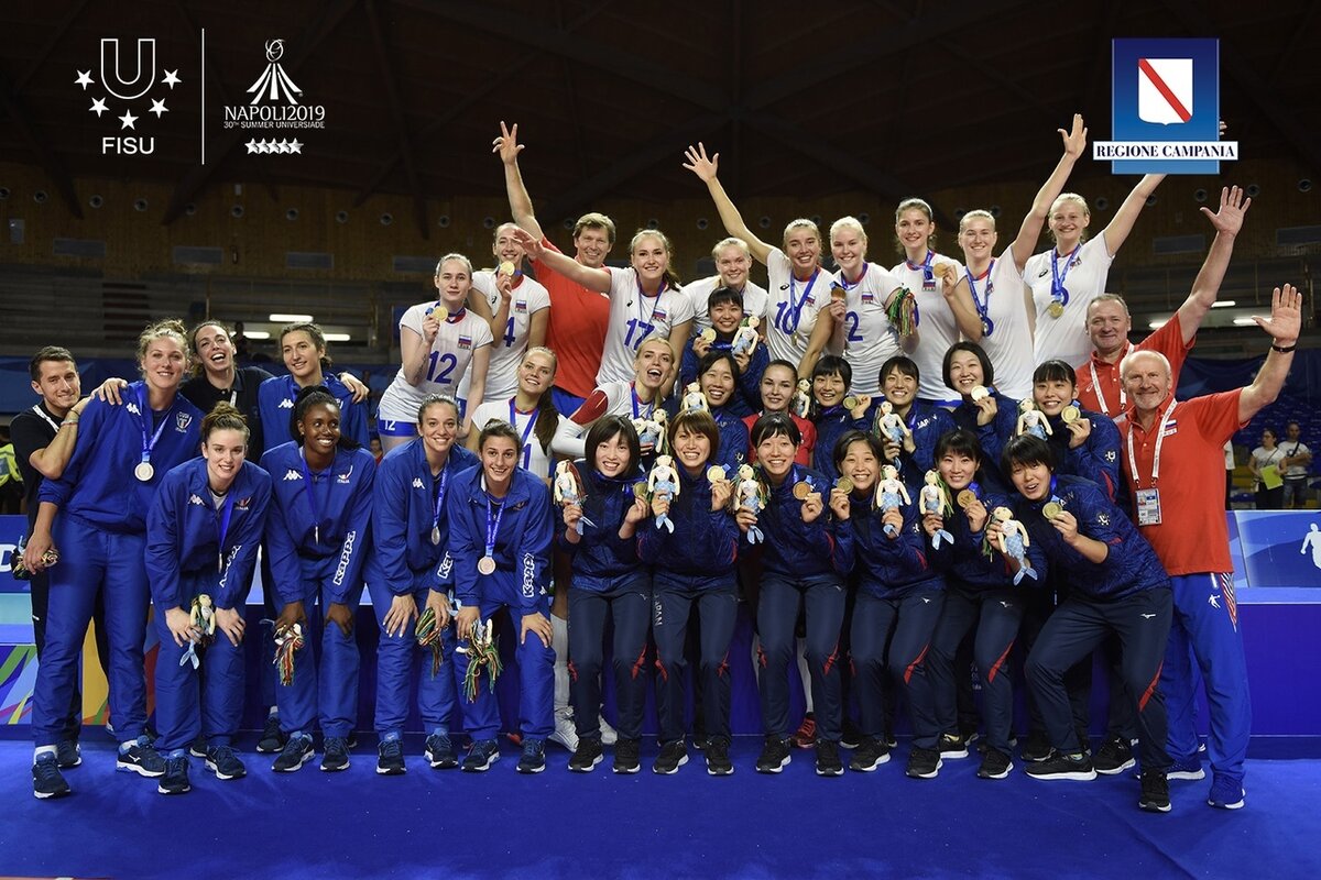 Награждение женских сборных по волейболу. Фото из группы ВКонтакте «Волейбол / Volleyball».