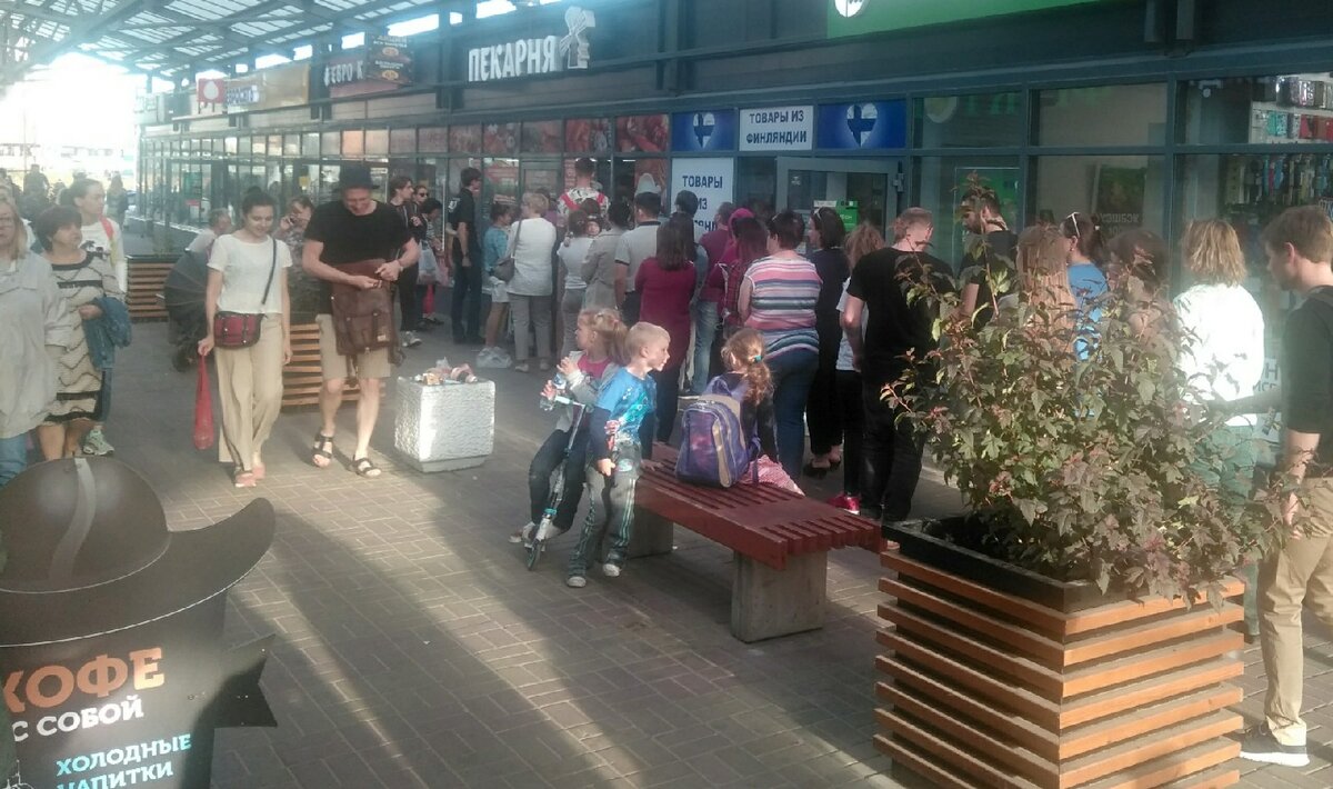 Это вечерняя очередь в пекарню рядом с метро Девяткино. Пирожки с суточным сроком хранения продают с большими скидками, чтобы избавиться от неликвида. Как мы видим, спрос есть. Вообще такие ларьки на бульваре Менделеева чем-то напоминают фильм "Бегущий по лезвию". Много людей, движение и толкучка. 