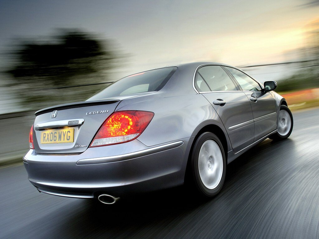 Honda Legend четвертого поколения дебютировала в 2004 году и была признана лучшим автомобилем 2004–2005 года в Японии.  