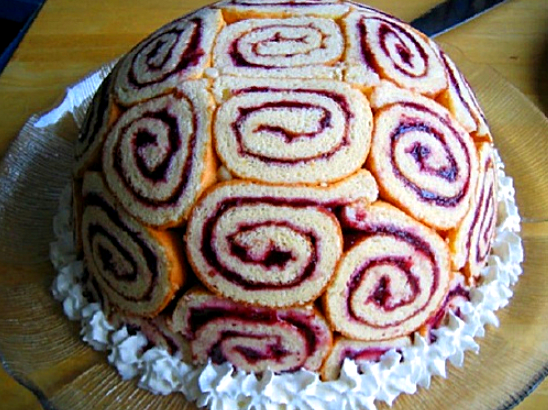 Необычный торт-десерт из рулетов (без выпечки)