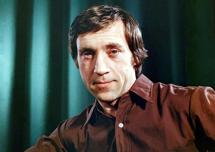 Одежда и обувь Владимира Семёновича - неотъемлемая часть образа кумира, которая тоже помогла ему стать любимцем миллионов