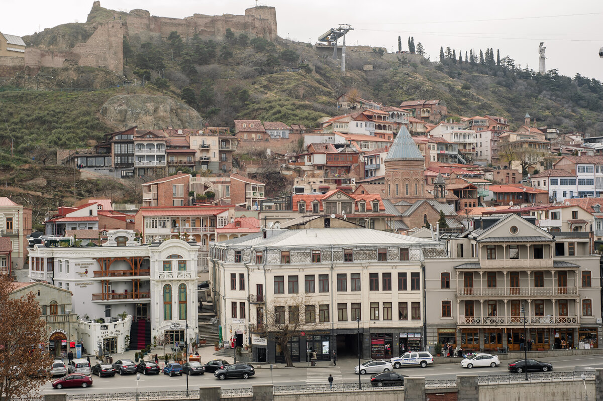 Вид на крепость Нарикала из храма Метехи