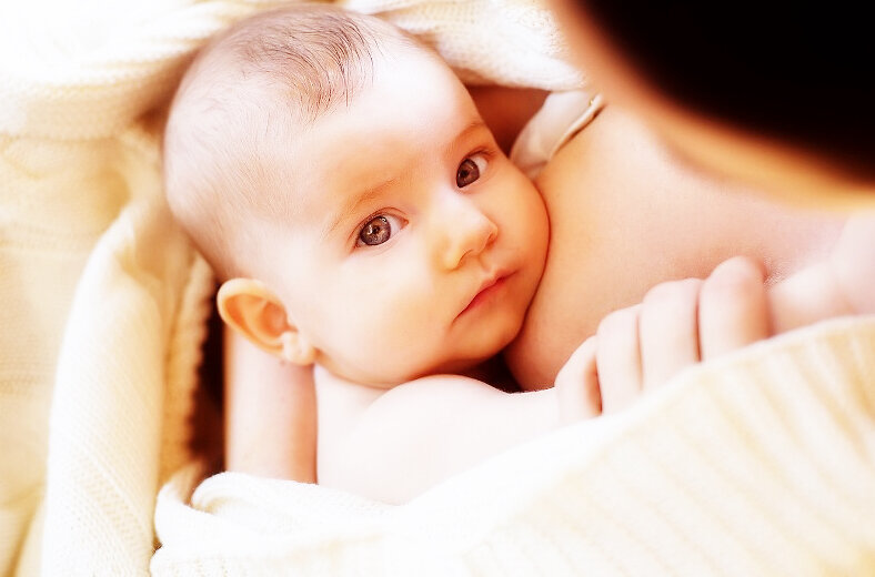 Привычка просыпаться и тянуть из груди молоко ещё была