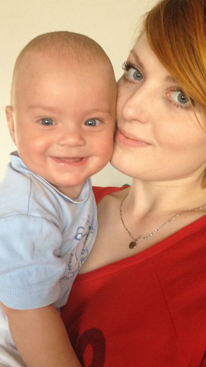 Это моя дочка, Карина (здесь ей 20) и мой сынок Эрик (здесь ему полгода)