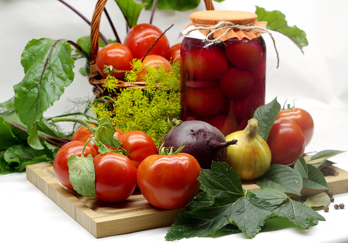 Ингредиенты для приготовления  маринованных томатов со свёклой