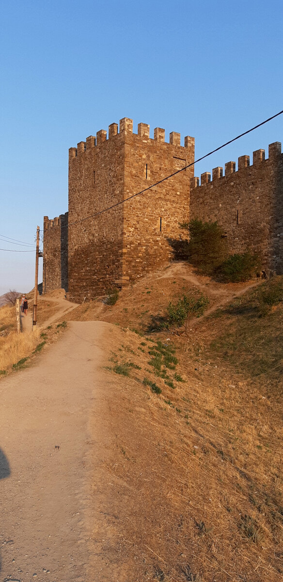 Стены и башни Судакской крепости