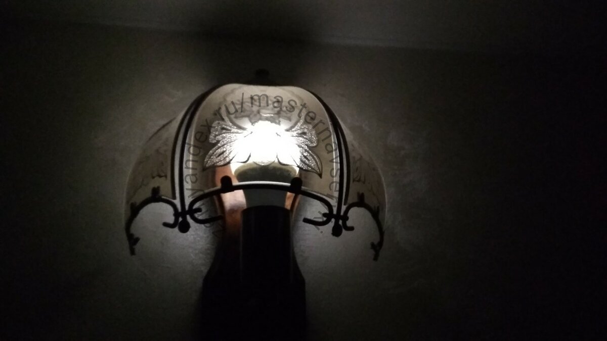 Тусклое свечение лампочки при выключенном выключателе.