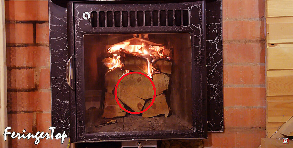 Не колотое полено в топке печи для бани Ферингер