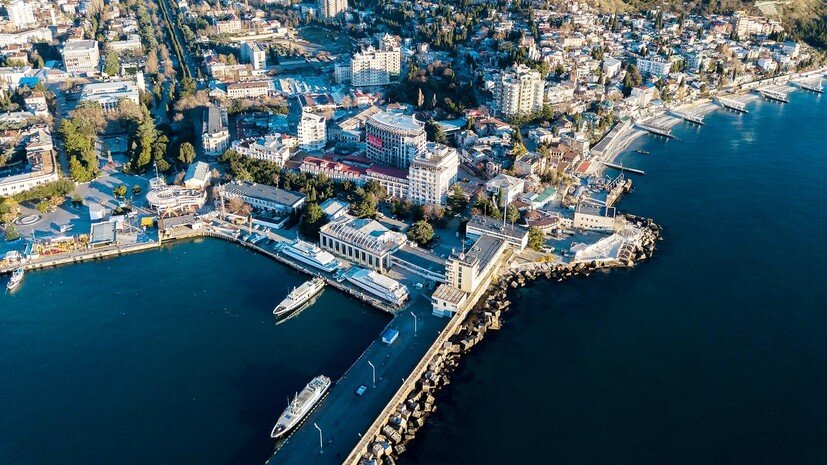 Возвращение России в любого рода международные структуры не зависит от позиции Украины, заявили в Госсовете Крыма, комментируя слова Владимира Зеленского об условиях возвращения РФ в G8. А в Совфеде назвали «плохой политикой» предъявление требований по этому вопросу. В свою очередь, официальный представитель МИД РФ Мария Захарова напомнила украинскому лидеру, что это Москва ожидает реальных сигналов от Киева по целому ряду вопросов. Ранее Дональд Трамп и Эммануэль Макрон сочли уместным присоединение РФ к участникам нынешней «Большой семёрки». При этом Владимир Путин напомнил, что российская сторона никогда не отказывалась от этого формата и ждёт партнёров в гости.