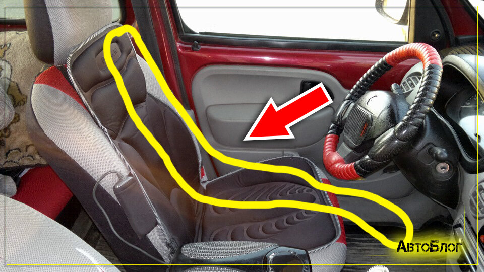 Обычно в выделенной области располагается "прокладка" между рулем и сиденьем