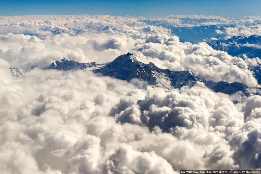 Пишу для тех кто,  сможет поверить на слово, кто возможно захочет изменить свою жизнь и жизнь близких,  дабы уберечь предупредив их. Об этом много говорилось но разрозненно и обрывками.  Я постараюсь описать более детально. 
Время уже близко. 
Никто не знает дня,  так как напряжение зависит от огромного числа факторов,  наступая на воздушный шар никогда не знаешь в какой миг он лопнет,  но уверен что совсем скоро это произойдет. 
Для нас это произойдёт в с 5.00 - 6.00 по Москве. Далее по нарастающей. И так:

Я вижу Монтевидео и Буэнос-Айрес там только море. Я вижу все, что мы создали, как человеческие существа, обратится против нас. Так я вижу высотные здания, а также дома, они трясутся и падают на наши головы. Улицы в трещинах и открытых расщелинах, газ в трубах и подземных трещинах загорается. Линии электропередачи падают на нас. Гидроэлектростанции прорывает, как черствый хлеб, вся вода обрушается на окружающие города. Атомные электростанций разваливаются и заражают все в своих окрестностях. Шоссе разрушены. Улицы заблокированы. 
Я вижу, что как будто лечу над различными бедствиями, которые описываю, и я содрогаюсь. И опять я чувствую, что это бесконечное землетрясение. Пол и все здания съезжают в одну сторону, то в другую, снова и снова - к краху. Кажется, что это никогда не закончится. Все рушится, все горит. Каждый бежит, не зная куда. 
Небо сумасшедшее, как и люди. Солнце в зените, как будто это был полдень, а через некоторое время, снова сумерки. И снова Солнце бежит направо, затем налево. Оно приходит и уходит. Приходит в ночное время и снова день. 
Нет электричества, ни водопровода, ни газа, ничего. Я не могу сказать время…, но я бы сказал, через неделю дрожь земли утихает. Дрожь земли утихла. Но черный дым запаха резиновой гари по-прежнему везде, сероватый пепел и пыль падает все время. Неистовство ветров. Глаза, нос, горло жжет. Кашель все время. Люди по-прежнему растеряны… Я никогда не видел так много людей, которые плакали и молились в одно и то же время. 
Это безумие. Каждый ищет то, что осталось в домах и супермаркетах, чтобы найти воду, чтобы пить, есть, хоть что-нибудь. Больниц не существует, они рухнули. Я совсем не вижу врачей и медсестер. Нет и машин скорой помощи. Все улицы заблокированы препятствиями, они разорваны изнутри. 
Я не вижу пляжей, берегов и других окрестностей, которые оказались в море, по крайней мере, на 5 км и более. 
Европа будет огромным кладбищем, Азия и Африка станут настоящими пустынями. Америка ужасно изуродована, Бразилия и республики Южной Америки представляют собой обширные руины. Многие страны исчезнут во время катастроф. Франция, Италия, Германия в дыму, Англия исчезнет под водой. Ни одно европейское государство не избежит кровавой бойни. Азия, острова Японии, Австралия и многие другие страны будут затоплены.
Южная Америка будет страдать от катаклизмов, а ее центр затопит вода. Небольшая часть Бразилия пострадает от этого, но ее территория будет сохранена.
Ось вращения Земли резко переместится, что приведет к затоплению больших площадей суши. Вода затопит обширные пространства и поверхность континентов сократится до одной трети.
Море затопит западные части США. Открытые воды появится в северной части Гренландии. Восточная и Южная Канада останется, в то время как Западная Канада исчезнет. Тогда появится новая земля в Средиземном море, в районе горы Этна. Верхняя часть Европы изменится в мгновение ока. Марсель будет поглощен. Париж будет разрушен как Содом и Гоморра. 
Землетрясения и подъем уровня воды будет проходить по всему средиземноморскому побережью – Мальта, Ницца, Монако, Пиза, Сиена, Капуя, Монако, Сицилия, Савона, Антиб. Будет происходить значительные изменения берегов Ла-Манша, Северного и Балтийского морей. Гавр исчезнет, море придет в Лондон. Дания будет отрезана от континента. Скандинавия, Великобритания и Ирландия будут потрясены сильнейшим землетрясением, потом цунами которые изменят их берега позже они утонут полностью. 
Часть французских, бельгийских и немецких берегов будут затоплены. 
Австралия испытает наибольшее землетрясение и со временем опустится вся в океан. Вулкан будет извергаться в Средиземном море, в результате чего возникнет огромная волна цунами. Незначительное землетрясение произойдет в Калифорнии в самом начале, которое вызовет лишь незначительные повреждения и трещины стен в домах Лос-Анджелеса и Сан-Франциско.
Ровно через год, после свершения этих трех событий, колоссальная судорога потрясет всю землю. В Калифорнии, разлом Сан-Андреас будет раздвигаться, а земли к западу от него начнут погружаться в океан. Это глобальное землетрясение вызовет волны цунами высотой 150 метров во всем мире, которые затопят большинство прибрежных городов. Огромные трещины появятся в земле. Множество вулканов станут извергаться. Вся земля будет дрожать не переставая больше недели. 
Города, которые будут разрушены после этого землетрясения: Чикаго, штат Иллинойс, Санкт- Пол, штат Миннесота, Милуоки, штат Висконсин, Сент-Луис, штат Миссури, Луисвилл, штат Кентукки, Индианаполис, штат Индиана, Детройт, штат Мичиган, Толедо, Кливленд, Колумб и Цинциннати, штат Огайо, и Канзас-Сити, штат Миссури - юго-западе. Южная часть провинции Онтарио и части Квебека (Канада), они затонут в водах Великих озер. Территория западной части Америки будет расколота; большая часть Японии уйдёт под воду в мгновение ока, у восточного побережья Америки появится суша.
В Арктике и Антарктике произойдут сдвиги земной коры, что приведет к извержению вулканов в тропическом поясе. Затем последует смещение положения полюсов, и в результате полярные или субтропические зоны станут тропиками…
От разрушительных землетрясений содрогнётся вся территория Южной Америки вплоть до Огненной Земли, где образуется новая земля и новый пролив. 
Исчезнут многие районы восточного побережья возле современного Нью-Йорка или даже большая часть самого Нью-Йорка и близ лежащих городов. Гораздо раньше перестанут существовать южные части штатов Каролина и Джорджия. Северная часть Гренландии уйдёт под воду; новые земли появятся в Карибском бассейне. Части геологических плит Тихоокеанского Побережья, район между штатами Вашингтон, Орегон и Северной Калифорнией, они выглядели, как будто они разрываются или разделяются тогда я увидел реку лавы в разломах. Взрывной звук звука прозвучит в 5 часов дня в день большого взрыва у западного побережья США Сан-Франциско, (тогда будет полнолуние). В Москве будет 5.00 утра, а в 6.00 Москва содрогнется. Россию от Европы будет отделять огромное море - результат слияния Каспийского, Черного, Карского и Балтийского морей. В нем утонут Эстония, Латвия и Литва (кроме самой южной части). Санкт-Петербург разрушен и затоплен,  все что выше из русских городов смыто водой. Москва разрушена и вся в провалах и разрывах. Ростов-на-Дону затоплен,  Крым под водой, большая часть Краснодара и ниже все под водой. Море разделенное почти посередине островом-грядой Уральских гор, оно накроет всю европейскую территорию России и Сибирь до самого Енисея будут островки надежды,  восточное побережье с городами в России подтоплены и разрушены. Под толщей воды окажутся: Азербайджан, Туркменистан (кроме одной трети на юго-востоке); Узбекистан (кроме юго-восточной четверти); западный Казахстан (останутся только островки северных и часть восточных территорий). От Белоруссии останется небольшой восточный участок, а от Украины - часть северо-восточной оконечности. Озеро Балхаш увеличится до размеров штата Колорадо, а озеро Байкал - до размеров Великобритании. Почти нетронутым останется восток России, однако здесь появится огромный водный массив - разлившееся вглубь континента у моря Лаптевых; под воду уйдут и обширные территории северного побережья. Несмотря на катастрофические изменения территории России климат на оставшихся землях станет более умеренным, и это позволит России восстановиться стать житницей Европы,  единственной страной принявшей беженцев из Америки, а так же Китая, и Европы.