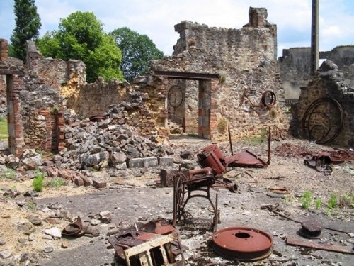 5. Орадур-сюр-Глан (Oradour-sur-Glane), Франция

Расположенная в западно-центральной части Франции, Орадур-сюр-Глан — это небольшая деревня, которая была местом ужасной резни, устроенной фашистами во время Второй мировой войны после того, как появились слухи о том, что один из немецких офицеров попал в плен.
