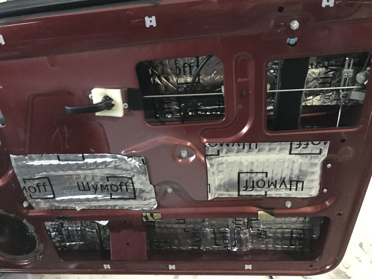 Весь автомобиль проклеили виброизоляционными материалами, чего-чего, а вибраций в Ниве хватает, но это была мера направленная на улучшение звучание музыки, а не для акустического комфорта. 