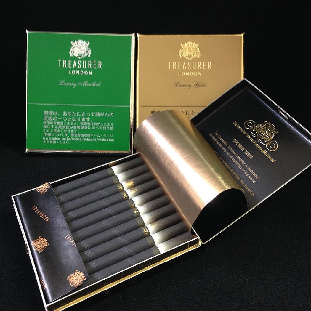 
Chancellor Tobacco, английская табачная компания, производит редкие и дорогие сигареты Treasurer. В месяц их выпускается не более 10 тыс. пачек, стоимость каждой – 24 евро. Продаются эти «сокровища» не во всех странах. Поэтому спрос на дефицитный товар всегда огромен.
Конечно, примечательны они не только своей сознательной дефицитностью. Каждая сигарета этой марки делается вручную. Для набивки используются только листья табака сорта Вирджиния, что придает дыму приятный вкус. А специальная технология производства позволяет минимизировать вред для здоровья.