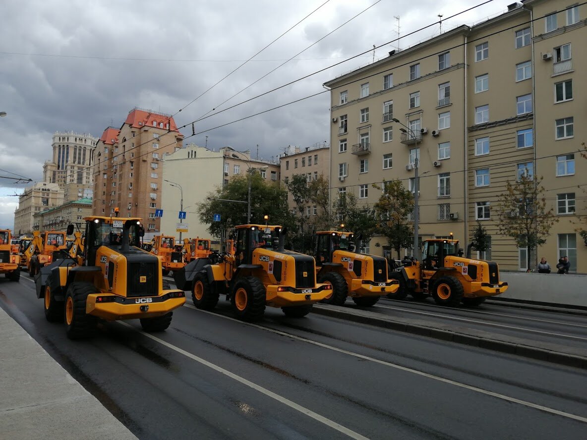 Парад мусоровозов в центре Москвы. Русские идут?